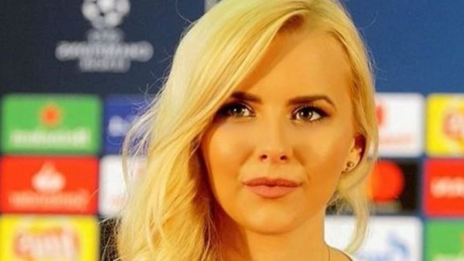 Ερυθρός Αστέρας: Η εντυπωσιακή υπεύθυνη επικοινωνίας που έκλεψε την παράσταση – ΦΩΤΟ