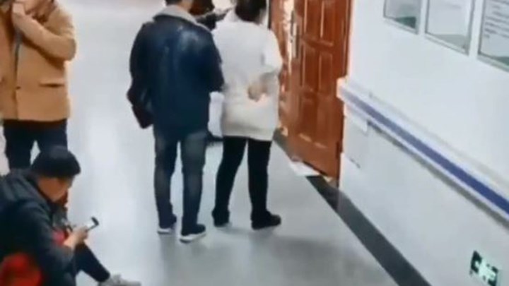 Άνδρας «έκανε» την καρέκλα για να κάτσει η έγκυος σύζυγός του – ΒΙΝΤΕΟ