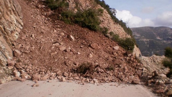 Χαλκιδική: Έγινε κατολίσθηση την ώρα που εργαζόταν σε κολόνα της ΔΕΗ