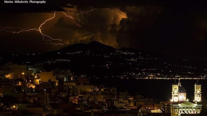 Τήνος: Μοναδική φωτογραφία από τους κεραυνούς