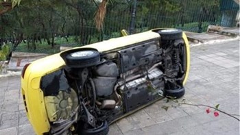 Υμηττός: Αναποδογύρισε ταξί στη μέση του δρόμου – ΦΩΤΟ – ΒΙΝΤΕΟ