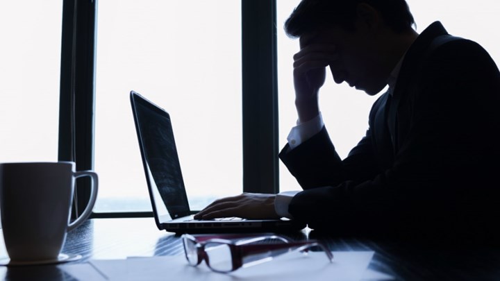 Έρευνα: Οι μισοί Έλληνες εργαζόμενοι νιώθουν εξαντλημένοι