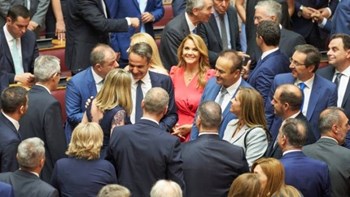 Οι κεκλεισμένων των θυρών μαζώξεις των γαλάζιων βουλευτών στη Βουλή – Τι είπαν στον Καλαφάτη