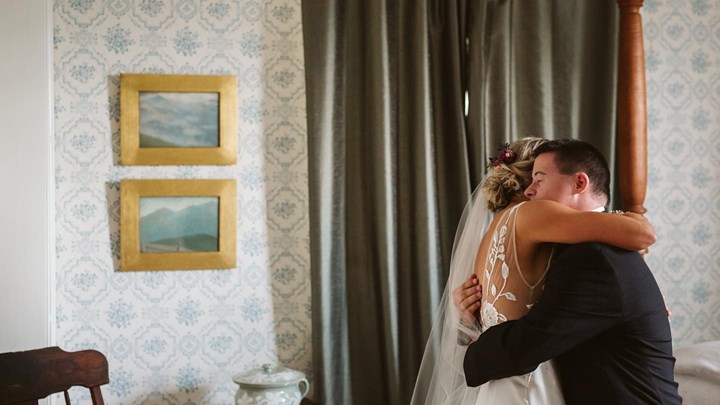 Viral η νύφη που άφησε τον αδελφό της με σύνδρομο Down να δει πρώτος το νυφικό της – ΦΩΤΟ