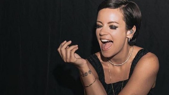 Γνωστή τραγουδίστρια κατηγορεί τον Μπόρις Τζόνσον για ρατσισμό και μισογυνισμό