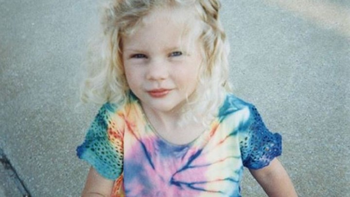 Αναγνωρίζετε το κοριτσάκι; Είναι διάσημη τραγουδίστρια – ΦΩΤΟ