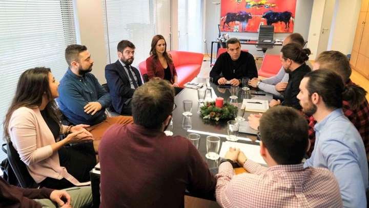 Τσίπρας: Επικοινωνιακό σόου της κυβέρνησης με τους νέους επιστήμονες – Διώχνει 4.000 για να πάρει 500