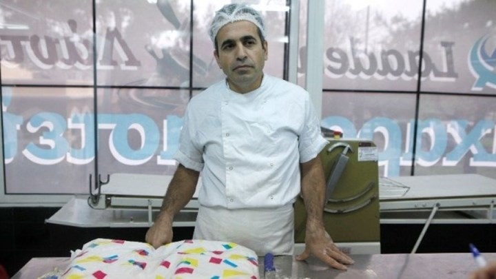 Θεσσαλονίκη: Ο πρόσφυγας από το Ιράν που ανοίγει το δικό του ζαχαροπλαστείο