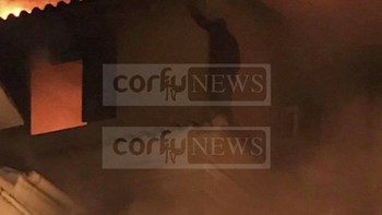 Κέρκυρα: Μεγάλη φωτιά σε μονοκατοικία – Εγκλωβισμένο ένα άτομο – ΒΙΝΤΕΟ