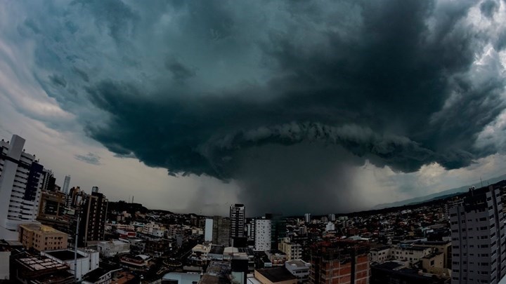 «Ετεοκλής»: Πού θα χτυπήσει σήμερα η κακοκαιρία με καταιγίδες, χιόνια και θυελλώδεις ανέμους