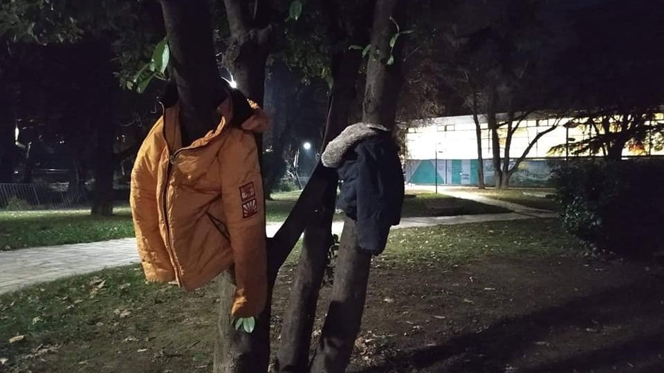 “Κανείς μόνος του στο κρύο” και στην Έδεσσα – Κρεμούν μπουφάν και πανωφόρια στα δέντρα – ΦΩΤΟ