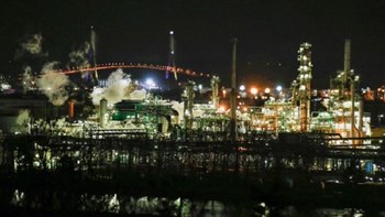 Γαλλία: Μεγάλη πυρκαγιά σε διυλιστήριο – Μαύροι καπνοί σκέπασαν περιοχή 10 χιλιομέτρων