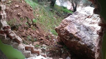 Άρτα: Αποκολλήθηκε βράχος και κατέστρεψε σπίτι