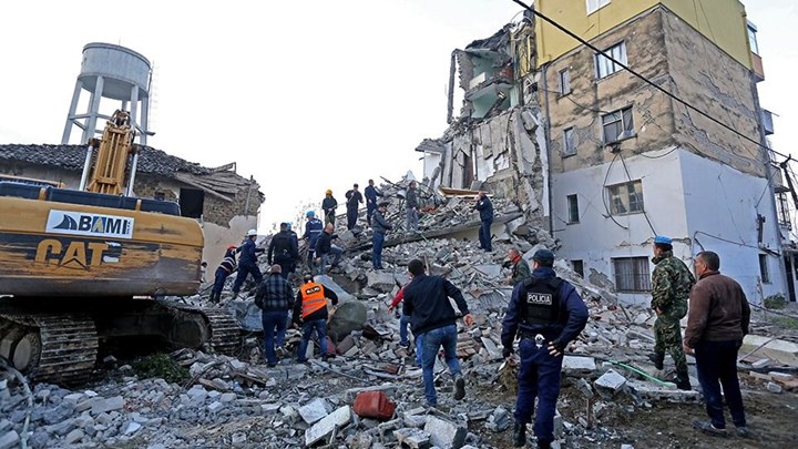 Φονικός σεισμός στην Αλβανία: 17 εντάλματα σύλληψης για την φονική κατάρρευση κτιρίων