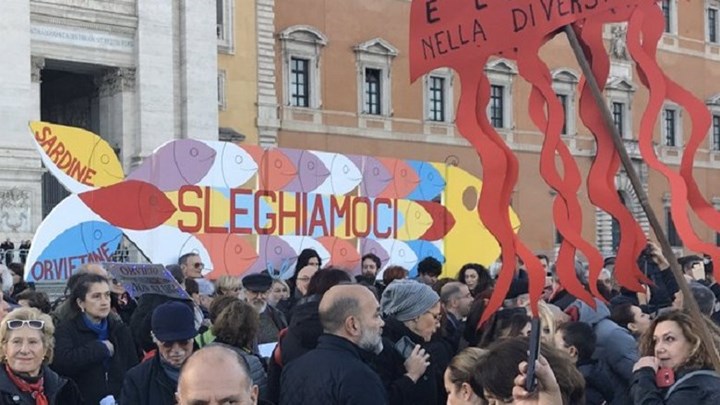«Κίνημα της Σαρδέλας»: Διαδήλωσαν κατά του Σαλβίνι στο κέντρο της Ρώμης -ΦΩΤΟ