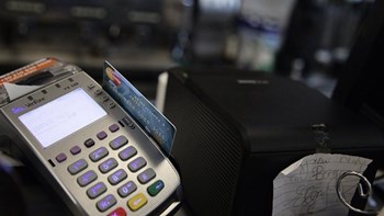 Ξεπέρασε τα 15 εκατομμύρια ο αριθμός των χρεωστικών καρτών στη χώρα μας