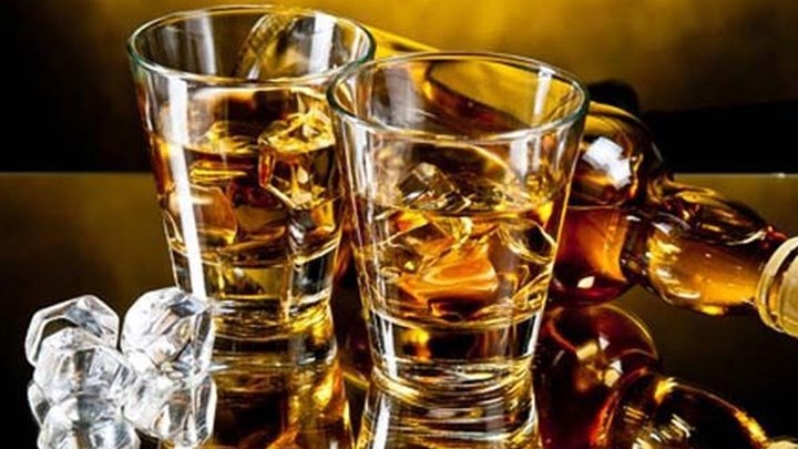 Πώς εξαρθρώθηκε το μεγάλο κύκλωμα με τα ποτά – “μπόμπες”: Ο “Κοντός”, οι διάλογοι των μελών και οι μυστικοί κώδικες επικοινωνίας