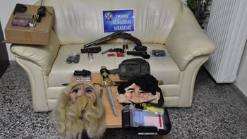 Φονικό στις Θεσπιές: Βρέθηκαν μάσκες, όπλα και φυσίγγια – Πώς σχετίζονται με την εκτέλεση πατέρα και γιου – ΦΩΤΟ