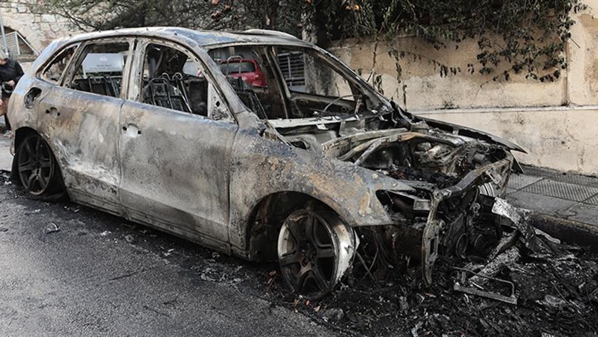 Εικόνες από τις εμπρηστικές επιθέσεις σε οχήματα κοντά στην Αμερικανική Πρεσβεία – ΒΙΝΤΕΟ