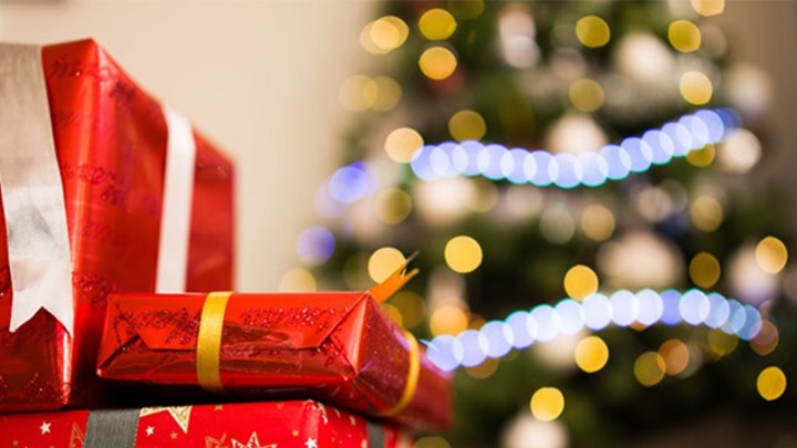 Χριστούγεννα: Πόσα χρήματα ξοδεύουν οι Έλληνες για αγορές – Πού δαπανούν τα περισσότερα