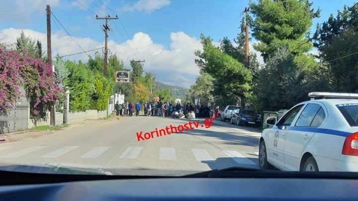 Άγιοι Θεόδωροι: Μετανάστες και πρόσφυγες έκλεισαν την παλαιά εθνική οδό Αθηνών – Κορίνθου – ΤΩΡΑ