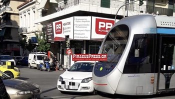 Τροχαίο στον Πειραιά: Αυτοκίνητο συγκρούστηκε με το τραμ – ΦΩΤΟ