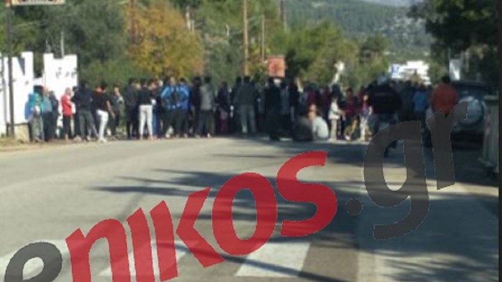 Άγιοι Θεόδωροι: Νέες εικόνες από τη διαμαρτυρία μεταναστών – Κλειστή η παλαιά εθνική οδός – ΦΩΤΟ αναγνώστη
