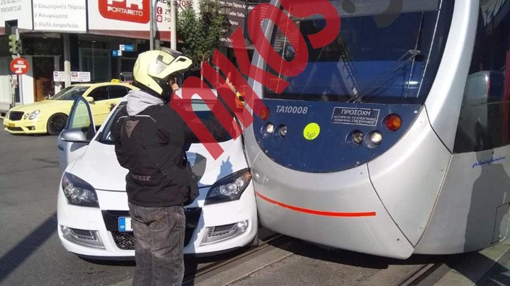 Σύγκρουση αυτοκινήτου με τραμ στον Πειραιά – ΦΩΤΟ αναγνώστη από το σημείο