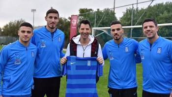O Σάκης Ρουβάς σε ένα διαφορετικό challenge αγάπης και προσφοράς – Η Εθνική Ομάδα Ποδοσφαίρου εκπληρώνει παιδικές ευχές με τα Ευχοστολίδια του ΟΠΑΠ