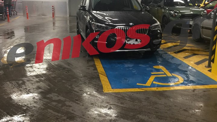 Κανένας σεβασμός – Ασυνείδητοι οδηγοί παρκάρουν όπου βρουν – ΦΩΤΟ αναγνώστη