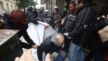 Θεσσαλονίκη: Ένταση σε κινητοποίηση κατά των πλειστηριασμών – Τραυματίστηκε συνταξιούχος – ΒΙΝΤΕΟ