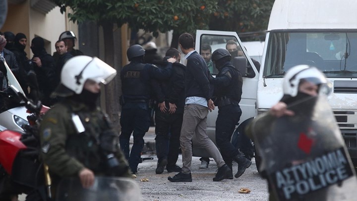 Η ΕΛ.ΑΣ. για το Κουκάκι: Πήγαν να αρπάξουν το όπλο αστυνομικού