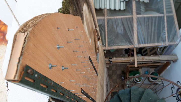 Κουκάκι: Πόρτα “παγίδα” με καρφιά και βίδες στην κατάληψη – ΦΩΤΟ – ΒΙΝΤΕΟ