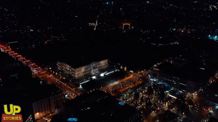 Χριστούγεννα: Η στολισμένη Αθήνα από ψηλά – ΒΙΝΤΕΟ