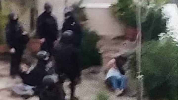 Κουκάκι: Θύελλα για τη φωτογραφία που δείχνει άτομο δεμένο πισθάγκωνα και με καλυμμένο το κεφάλι