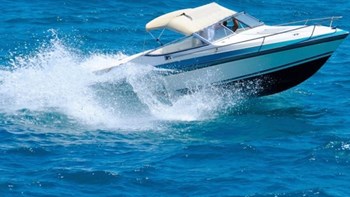 Γλυφάδα: Ταχύπλοο εμβόλισε βάρκα και εξαφανίστηκε – Αναζητείται ο χειριστής