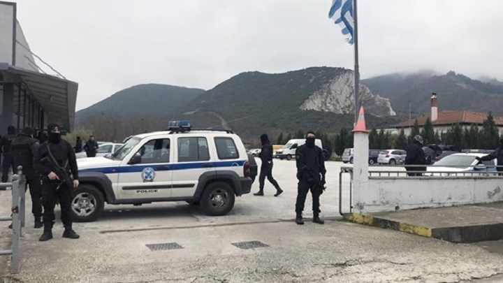 Καβάλα: Έφοδος της αστυνομίας σε αντιπροσωπεία αυτοκινήτων – Σκάβουν για να βρουν 4,2 εκατ. ευρώ