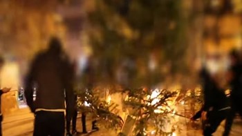 Εξάρχεια: ΒΙΝΤΕΟ από το κάψιμο του χριστουγεννιάτικου δέντρου