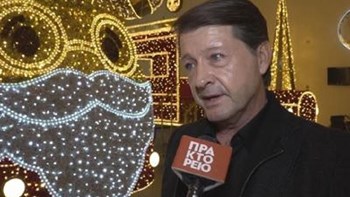 Ένας Έλληνας “ανάβει” τα χριστουγεννιάτικα φώτα σε 80 πόλεις του κόσμου – ΒΙΝΤΕΟ