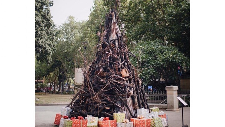Το χριστουγεννιάτικο δέντρο από καμένους κορμούς που έγινε viral – ΦΩΤΟ