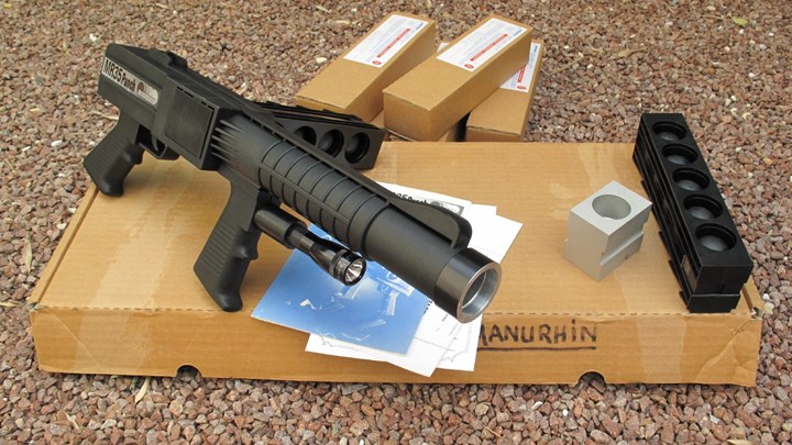 Manurhin MR35: Αυτό είναι το όπλο “γροθιά” που χρησιμοποίησε η ΕΚΑΜ στο Κουκάκι