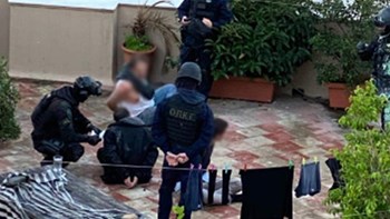 Κουκάκι: Ο Ραγκούσης δημοσιοποίησε φωτογραφίες που δείχνουν τον σκηνοθέτη τραυματισμένο – ΒΙΝΤΕΟ