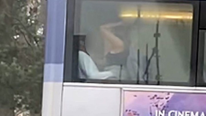 Viral: Ασυγκράτητο ζευγάρι έκανε σεξ μέσα σε λεωφορείο – ΦΩΤΟ – ΒΙΝΤΕΟ