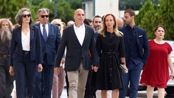 Χέρι – χέρι με τη Δανάη Στράτου ο Βαρουφάκης στη Βουλή