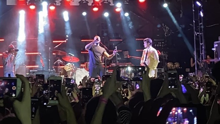 Πασίγνωστος popstar ξεσπά κατά της κυβέρνησης του Μπόρις Τζόνσον – BINTEO