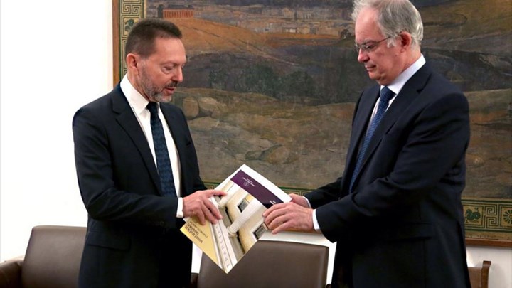 Στουρνάρας: Μας έσωσε ο βράχος της Ακρόπολης