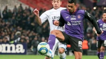 Επικό βίντεο – Πρώην παίκτης του Ολυμπιακού έβλεπε το “clasico” στον πάγκο, ενώ έπαιζε η ομάδα του