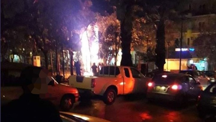 Εξάρχεια: Έκαψαν ξανά το χριστουγεννιάτικο δέντρο – ΒΙΝΤΕΟ – ΦΩΤΟ