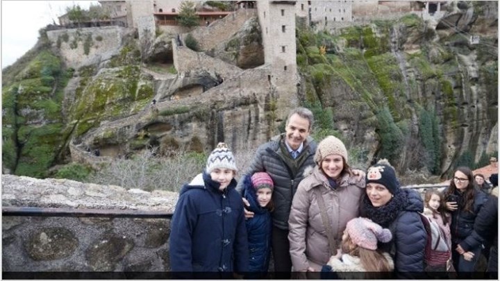 Μητσοτάκης από τα Μετέωρα: Ανάγκη να στηριχθούν οι πιο αδύναμοι τις άγιες μέρες