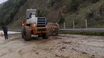 Εγνατία Οδός: Τεράστιος βράχος «προσγειώθηκε» στο οδόστρωμα – ΦΩΤΟ